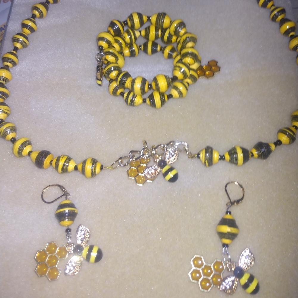 A 3 piece necklace set